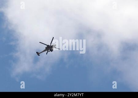 Jenin, Cisgiordania, Palestina. 19 giugno 2023. Un elicottero apache israeliano che si libra nel cielo sopra il campo profughi di Jenin durante un raid israeliano nella Cisgiordania settentrionale. Cinque palestinesi, tra cui un quindicenne, sono stati uccisi dalle truppe israeliane durante un raid israeliano nel campo profughi di Jenin prima dell'alba di lunedì, seguito da scontri. elicotteri apache israeliani hanno sparato missili contro militanti palestinesi durante il raid. Sette soldati israeliani sono stati feriti da ordigni esplosivi improvvisati collocati nelle loro jeep Foto Stock