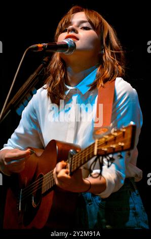 Gabrielle Aplin, V2013, Hylands Park, Chelmsford, Essex, Regno Unito - 17 agosto 2013 Foto Stock