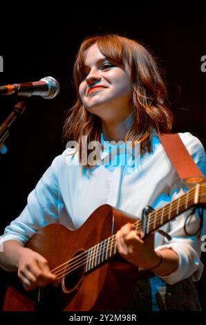 Gabrielle Aplin, V2013, Hylands Park, Chelmsford, Essex, Regno Unito - 17 agosto 2013 Foto Stock