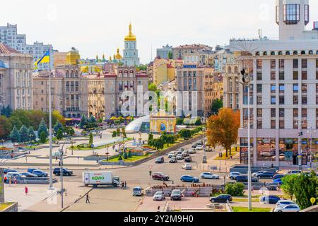 Vivace scena a Piazza indipendenza che mette in evidenza edifici storici e vivace atmosfera urbana a Kiev. Foto Stock