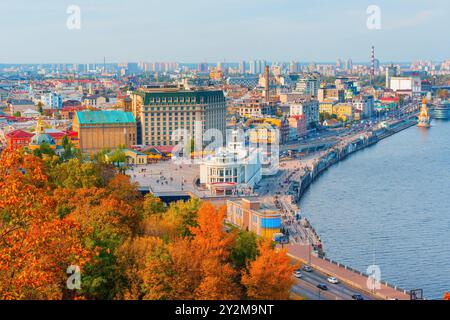 Kiev, Ucraina - 14 ottobre 2023: Veduta di Piazza Poshtova con colorati alberi autunnali e del fiume Dnipro a Kiev, che mostra un paesaggio urbano e vivace Foto Stock