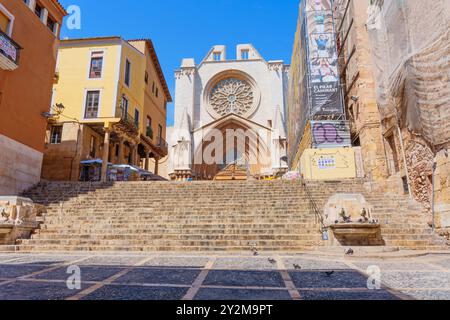 Tarragona, Spagna - 15 luglio 2024: Vista panoramica delle grandi scale che conducono a una splendida cattedrale, con edifici colorati che fiancheggiano la strada. Foto Stock