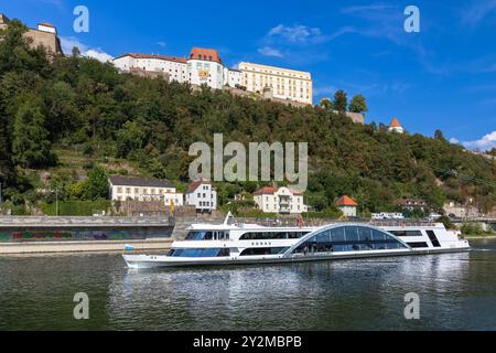 Crociera in barca sul Danubio di fronte alla fortezza Oberhaus a Passau, Baviera Foto Stock
