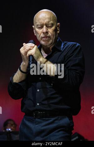 Oslo, Norvegia. 10 settembre 2024. La band post-punk inglese The The esegue un concerto dal vivo al Sentrum Scene di Oslo. Qui il cantante e musicista Matt Johnson viene visto dal vivo sul palco. Credito: Gonzales Photo/Alamy Live News Foto Stock