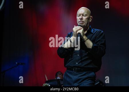 Oslo, Norvegia. 10 settembre 2024. La band post-punk inglese The The esegue un concerto dal vivo al Sentrum Scene di Oslo. Qui il cantante e musicista Matt Johnson viene visto dal vivo sul palco. Credito: Gonzales Photo/Alamy Live News Foto Stock