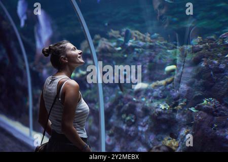 Foto della donna nell'oceanario sottomarino Foto Stock