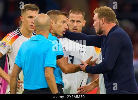 Amsterdam, Paesi Bassi. 10 settembre 2024. DFB, allenatore Julian Nagelsmann, Bundestrainer, Nationaltrainer, Joshua Kimmich, DFB 6 Nico Schlotterbeck, DFB 15 Emre CAN, DFB 23 Waldemar Anton, DFB 3 arrabbiato con l'arbitro Davide massa ITA dopo il fischio finale nella partita UEFA Nations League 2024 PAESI BASSI - GERMANIA 2-2 nella stagione 2024/2025 al 10 settembre 2024 ad Amsterdam, NL. Fotografo: ddp Images/STAR-Images credito: ddp media GmbH/Alamy Live News Foto Stock