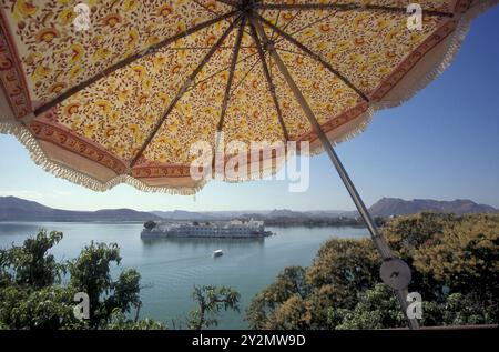 Una vista del Palazzo Jagmandir sul Lago Pichhola nella città di Udaipur nella provincia del Rajasthan in India. India, Udaipur, gennaio 1998 Foto Stock