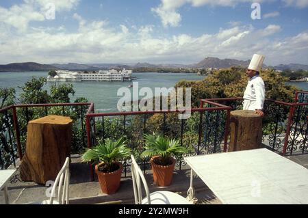 Una vista del Palazzo Jagmandir sul Lago Pichhola nella città di Udaipur nella provincia del Rajasthan in India. India, Udaipur, gennaio 1998 Foto Stock