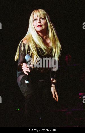 TOYAH, CONCERTO, 2002: L'icona punk Toyah Wilcox suona dal vivo in una piastra d'acciaio alla Cardiff International Arena di Cardiff, Galles, Regno Unito il 18 aprile 2002. Foto: Rob Watkins. Toyah Willcox, conosciuto mononimamente come Toyah, è una cantante, attrice e presentatrice britannica. Salendo alla ribalta alla fine degli anni '70 e '80, la sua vibrante presenza sul palco e la sua variegata carriera abbracciano musica pop, film e teatro, affermandosi come un'intrattenitrice poliedrica e iconica. È apparsa in Strictly come Dancing nel 2024. Foto Stock