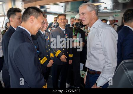 Shanghai, Cina 20240911. Il primo ministro norvegese Jonas Gahr Store saluta i dipendenti e l'equipaggio a bordo del recentemente battezzato trasportatore di auto Höegh Borealis presso il cantiere navale China Merchants Heavy Industry (CMHI) di Jiangsu, Cina. Il cantiere navale costruisce la nave da trasporto più grande del mondo per gli autoliners Höegh. È il secondo di un totale di dodici nuovi vascelli della classe Aurora. che verrà consegnato nei prossimi anni. Foto: Heiko Junge / NTB Foto Stock