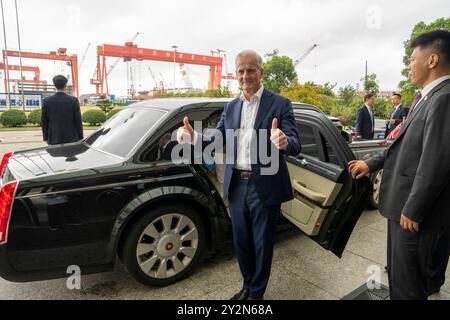 Shanghai, Cina 20240911. Il primo ministro norvegese Jonas Gahr Store con il pollice in piedi per l'industria navale norvegese-cinese prima del battesimo del trasportatore di automobili Höegh Borealis presso il cantiere navale China Merchants Heavy Industry (CMHI) di Jiangsu, Cina. Il cantiere navale costruisce la nave da trasporto più grande del mondo per gli autoliners Höegh. È il secondo di un totale di dodici nuovi vascelli della classe Aurora. che verrà consegnato nei prossimi anni. Foto: Heiko Junge / NTB Foto Stock