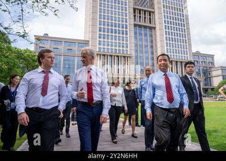 Shanghai, Cina 20240911. Il primo ministro norvegese Jonas Gahr Store cammina nel campus con lo studente norvegese Ole Wangensteen Eidskrem (a sinistra) dopo aver tenuto una lezione alla Fudan University di Shanghai. Foto: Heiko Junge / NTB Foto Stock