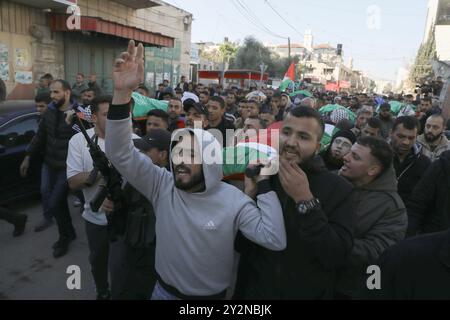 Jenin, Cisgiordania, Palestina. 7 dicembre 2024. La processione funebre a Jenin di sei palestinesi uccisi in un attacco di droni israeliani nel villaggio di Ash-Shuhada a sud di Jenin. L'attacco con i droni ha avuto luogo durante l'incursione israeliana nel campo profughi palestinese di Jenin, Cisgiordania Foto Stock