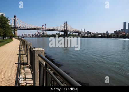 La stazione di generazione di Ravenswood, New york, regine, vista dall'isola di Roosvelt Foto Stock