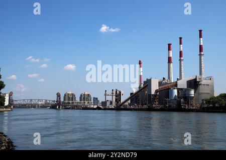 La stazione di generazione di Ravenswood, New york, regine, vista dall'isola di Roosvelt Foto Stock