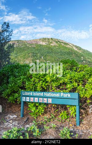 Cartello con scritto il Parco Nazionale dell'Isola di Lizard. Lizard Island si trova sulla grande Barriera Corallina nella parte nord-orientale del Queensland, Australia Foto Stock