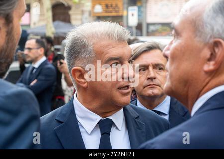 Barcellona, Spagna. 11 settembre 2024. Le autorità politiche e le personalità catalane offrono tributi floreali alla scultura di Rafael Casanova, difensore della città di Barcellona durante l'assedio del 1714, come parte della giornata nazionale della Catalogna. Autoridades pol&#xed;ticas y personalidades catalanas ofrecen ofrendas florales a la escultura de Rafael Casanova, defensor de la ciudad de Barcelona durante el asedio de 1714, en el marco de la Diada Nacional de Catalu&#xf1;a.. Nella foto: joan laporta mercoledì 11 settembre 2024 (foto di Eric Renom/LaPresse) credito: LaPresse/Alamy Live News Foto Stock