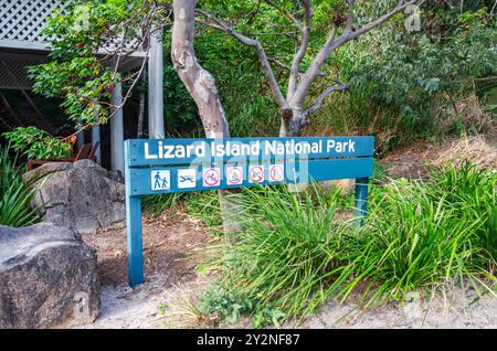 Cartello con scritto il Parco Nazionale dell'Isola di Lizard. Lizard Island si trova sulla grande Barriera Corallina nella parte nord-orientale del Queensland, Australia Foto Stock