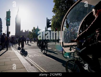 Pendolari mattutini nel centro di Londra. Data foto: Mercoledì 11 settembre 2024. Foto Stock