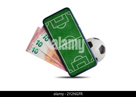 Concetto di scommessa sul calcio: Smartphone con campo di calcio sullo schermo lungo un pallone da calcio e alcune banconote in euro isolate Foto Stock