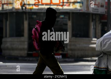 Jenin, Cisgiordania, Palestina. 9 novembre 2023. I militanti palestinesi si scontrano con l'esercito israeliano nel campo profughi di Jenin, a seguito di un raid israeliano su Jenin, nella Cisgiordania settentrionale, avvenuto giovedì. Il bilancio delle vittime a Jenin è attualmente di 8 palestinesi, con almeno altri 14 feriti nel raid israeliano in corso. Le forze israeliane sono state intensificate incursioni in Cisgiordania dall'inizio della guerra a Gaza Foto Stock