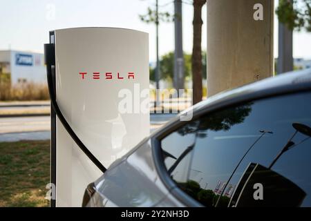 Capodistria, Slovenia - 25 agosto 2024: Una Tesla Model Y si ricarica presso una stazione V4 Supercharger, che offre la più recente tecnologia di ricarica rapida per i veicoli elettrici. La stazione di ricarica Tesla simboleggia il progresso nell'elettromobilità e la transizione verso l'energia sostenibile nel trasporto su strada *** Ein Tesla Model Y lädt una stazione di ricarica einer V4, Die Modernste Schnelllade-Technologie für Elektrofahrzeuge bietet. Die Tesla-Ladestation symbolisiert den Fortschritt in der Elektromobilität und den Wandel zu nachhaltiger energie im Straßenverkehr Foto Stock