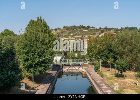 SCHLEUSE Freyburg - una chiusa storica su un canale adiacente al fiume Unstrut a Feyburg, regione vinicola Saale Unstrut, Sassonia Anhalt, Germania, Europa Foto Stock