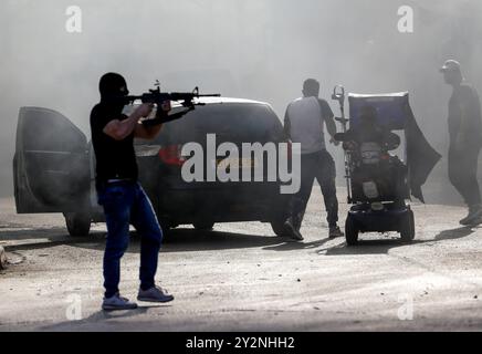 Jenin, Cisgiordania, Palestina. 9 novembre 2023. I militanti palestinesi si scontrano con l'esercito israeliano nel campo profughi di Jenin, a seguito di un raid israeliano su Jenin, nella Cisgiordania settentrionale, avvenuto giovedì. Il bilancio delle vittime a Jenin è attualmente di 8 palestinesi, con almeno altri 14 feriti nel raid israeliano in corso. Le forze israeliane sono state intensificate incursioni in Cisgiordania dall'inizio della guerra a Gaza Foto Stock