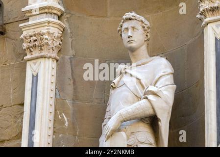 Firenze, Italia. 2024, 11 giugno. San Giorgio di Donatello, statua posizionata in una nicchia sulla parete esterna della Chiesa Orsanmichele di Firenze, tu Foto Stock