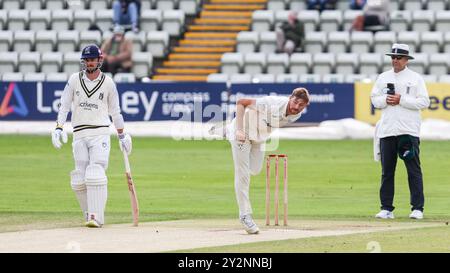 Worcester, Regno Unito l'11 settembre 2024 al Worcestershire County Cricket Club, New Road, Worcester nella foto è il 12°, Tom Taylor del Worcestershire in azione bowling durante il Vitality County Championship match 2024 tra Worcestershire CCC e Warwickshire CCC immagine è solo per uso editoriale - credito a Stu Leggett tramite Alamy Live News Foto Stock