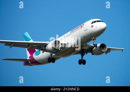 Atterraggio dell'aereo in avvicinamento al volo Airbus A320, Eurowings Airline Leipzig Foto Stock