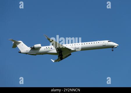 Bombardier CRJ-900LR di CityJet Airline, un elegante aereo commerciale in volo contro un cielo azzurro catturato durante il giorno a Lipsia Foto Stock