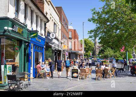 St Albans Hertfordshire negozi e gente che fa shopping sulla piazza del mercato centro di St Albans St Albans Hertfordshire Inghilterra Regno Unito Europa Foto Stock