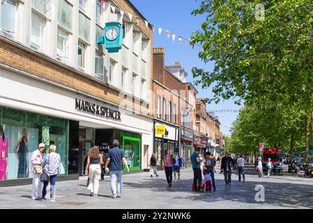 St Albans Hertfordshire negozi e gente che fa shopping sulla piazza del mercato centro di St Albans St Albans Hertfordshire Inghilterra Regno Unito Europa Foto Stock