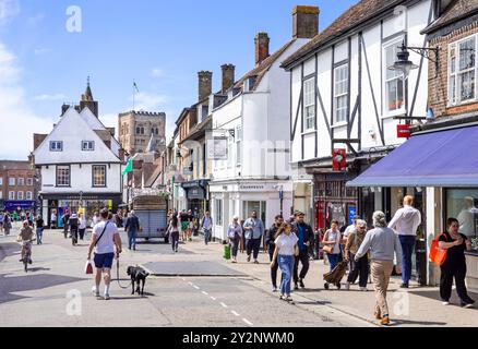 St Albans Hertfordshire negozi e gente che fa shopping sulla piazza del mercato centro di St Albans St Albans Hertfordshire Inghilterra Regno Unito Europa Foto Stock