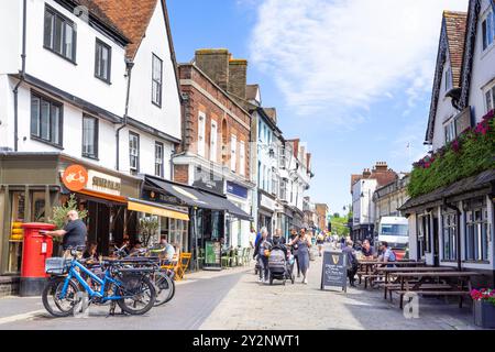 St Albans Hertfordshire negozi e gente che fa shopping sulla piazza del mercato centro di St Albans St Albans Hertfordshire Inghilterra Regno Unito Europa Foto Stock