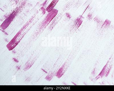 Pennello di colore viola su carta bianca. Sfondo modello astratto. Foto Stock