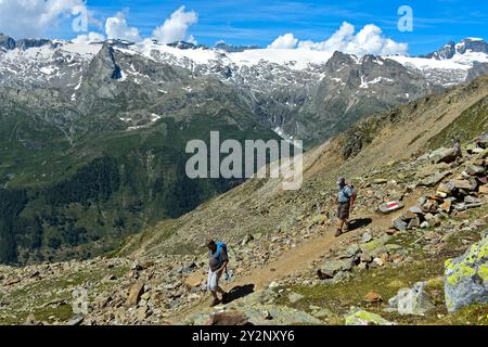 Due escursionisti su Un sentiero di montagna vicino al rifugio Bietschhorn del Club Alpino accademico di Berna AACB alto sopra il Lötschental, Vallese, Svizzera Foto Stock