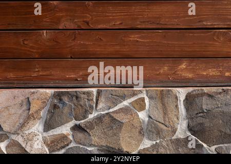 Parete orizzontale in legno marrone naturale come sfondo o immagine di sfondo Foto Stock