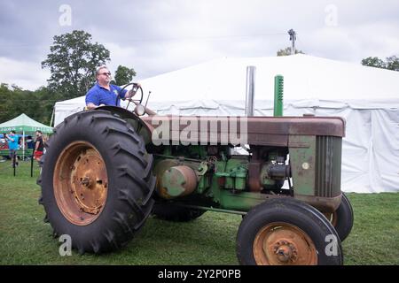 Un trattore John Deere dei primi anni '1930, probabilmente del 1931, con tubi di scarico in cima alla 100a sfilata di trattori Yorktown Grange Fair a Westchester, New York Foto Stock