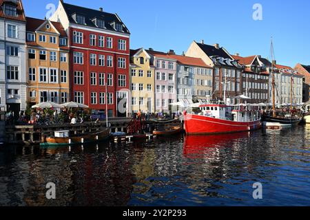 Copenaghen, Danimarca - 1 agosto 2024: New Harbour (Nyhavn) è un quartiere di Copenhagen, Danimarca, affacciato sul mare, sui canali e sui divertimenti del XVII secolo. Foto Stock