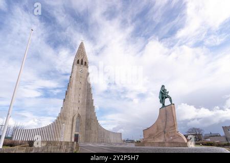 L'iconica chiesa di Hallgrimskirkja domina lo skyline di Reykjavik, con la statua di Leif Eriksson, l'esploratore norreno, in primo piano. Reykjavik, Foto Stock