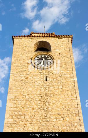 La vecchia Torre dell'Orologio ottomana - Sahat Kula - ai margini della città vecchia di Podgorica, nel centro della capitale del Montenegro nei Balcani. Foto Stock