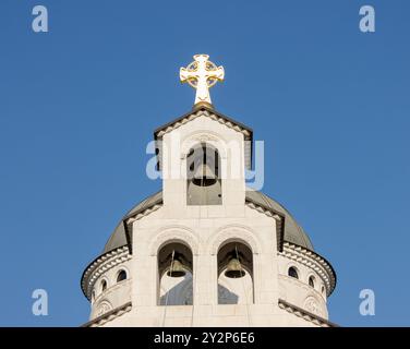 Il campanile e il tetto a cupola della Cattedrale della Resurrezione di Cristo nel centro di Podgorica in Montenegro in una giornata di sole con cielo blu. Foto Stock