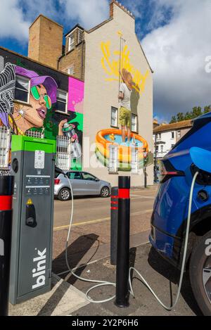 Evento artistico di graffiti Southend City Jam a Southend on Sea, Essex, Regno Unito. Punto di ricarica lampeggiante, rete di ricarica del veicolo elettrico. Auto EV collegata Foto Stock