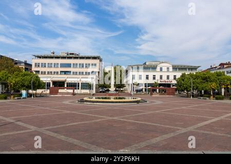 Una vista tranquilla di Piazza indipendenza - ex Piazza della Repubblica - nel centro di Podgorica in Montenegro nei Balcani in una giornata estiva con cielo blu. Foto Stock