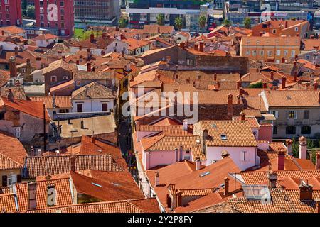 Capodistria, Slovenia - 25 agosto 2024: I pittoreschi tetti di tegole rosse della città vecchia di Capodistria, Slovenia *** Die malerischen roten Ziegeldächer der Altstadt von Koper, Slowenien Foto Stock