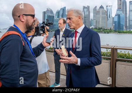 Shanghai, Cina 20240911. Il primo ministro norvegese Jonas Gahr Store riassume il suo viaggio di tre giorni in Cina al giornalista della NTB Marius Helge Larsen. Sullo sfondo si può vedere il famoso skyline che caratterizza l'intera città. Foto: Heiko Junge / NTB Foto Stock