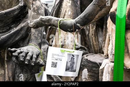 Potsdam, Germania. 11 settembre 2024. Le prime sculture con numeri d'inventario e riferimenti sono esposte nel nuovo deposito di sculture della Fondazione prussiana Palazzi e Giardini Berlino-Brandeburgo. Il Central Art Depot vicino alla stazione ferroviaria principale è stato aperto con una cerimonia chiave di consegna. Crediti: Jens Kalaene/dpa/Alamy Live News Foto Stock